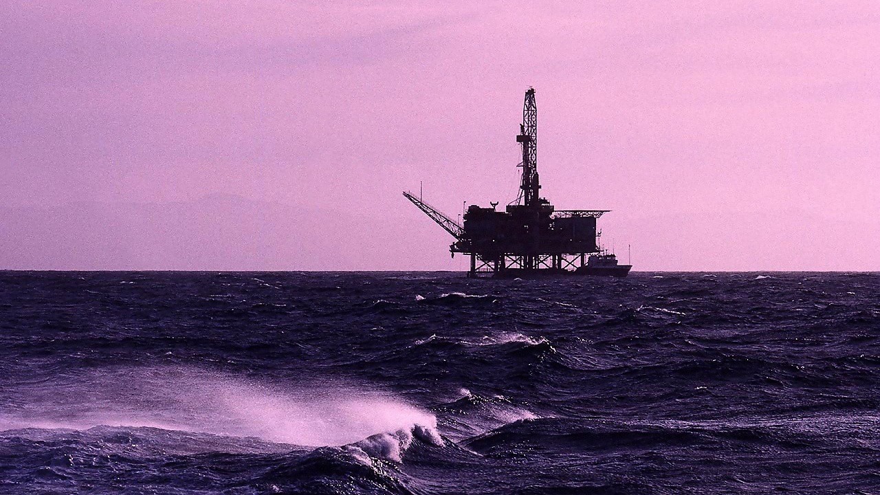 Китайские компании эвакуировали более 10 тысяч нефтяников с морских платформ
