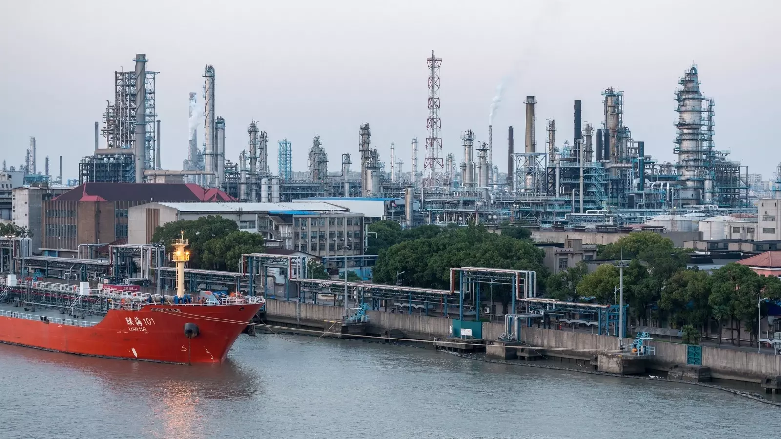 Китайские импортеры перепродают не только газ, но и нефть