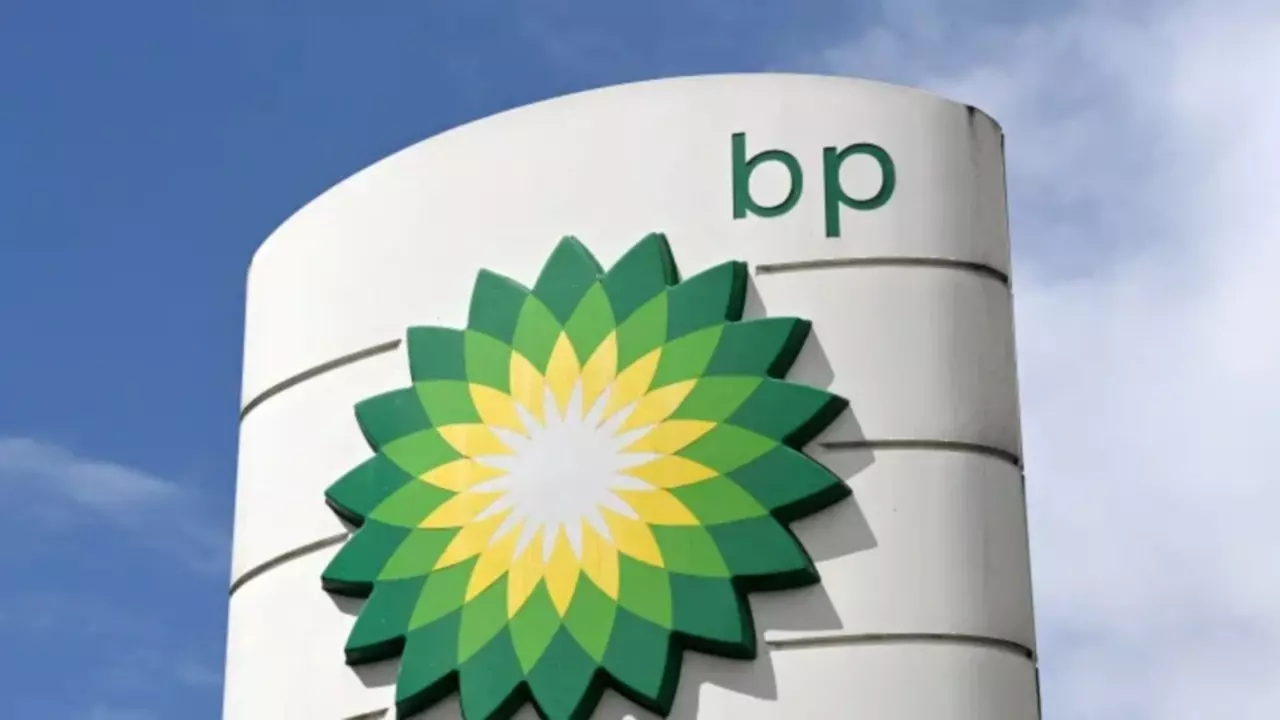 BP показала квартальные результаты выше прогноза, но прибыль за год упала вдвое