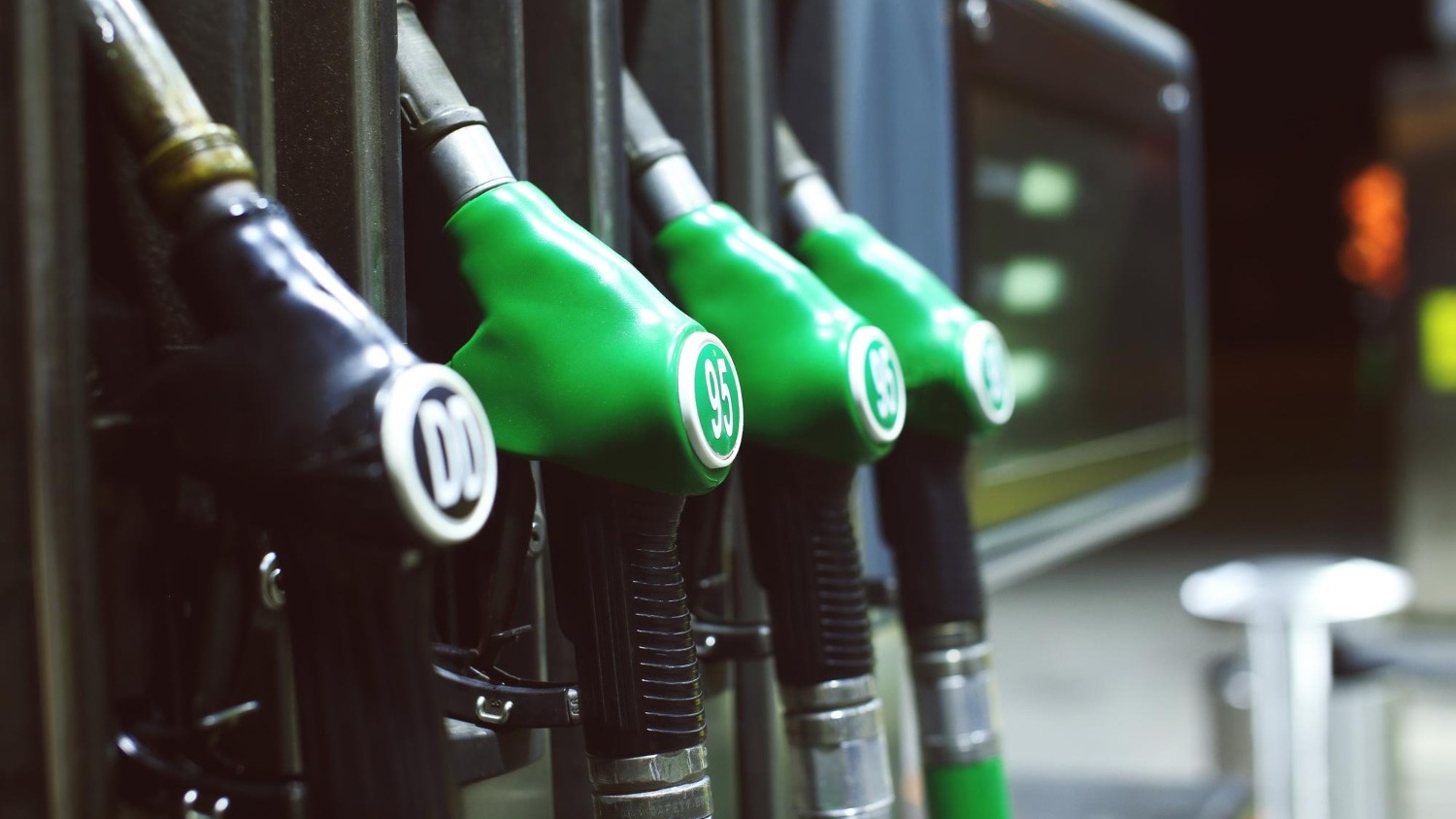 Байден пообещал, что снизит стоимость бензина в Штатах.