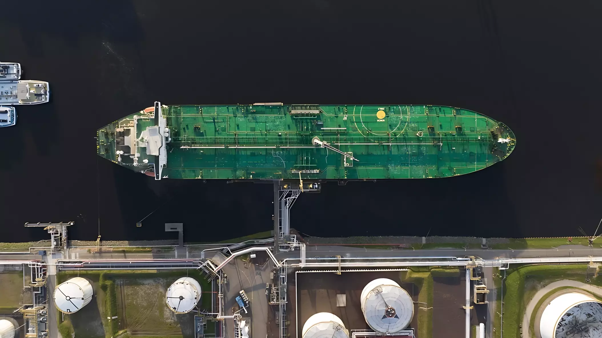 Последний из блуждавших танкеров с нефтью Sokol швартуется в Китае