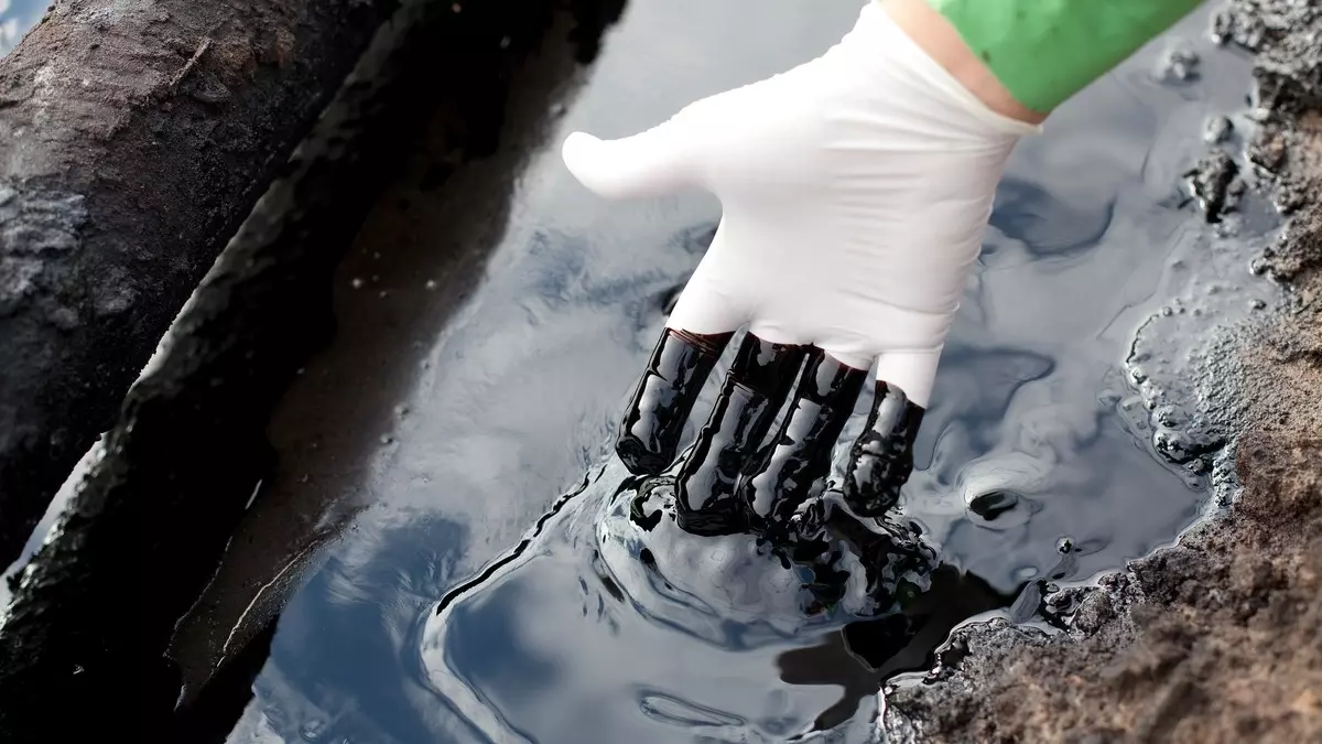 Авария на трубопроводе в Ухтинском районе Коми привела к загрязнению нефтью